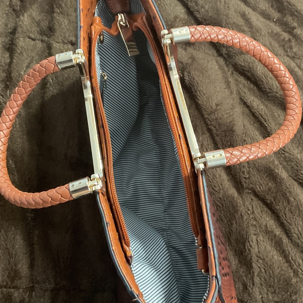 Elegant Brown Leather Handbag - Picture 3 of 5